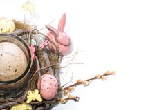 Lapin de Pâques fond-Pâques et chandelier décoré sous forme de nid avec des oeufs de caille photos libres de droits Lapin de Pâques fond-Pâques et chandelier décoré sous forme de nid avec des oeufs de caille photos libres de droits