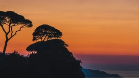 Laps de temps, bel arrangement du soleil de coucher du soleil derrière des arbres sur des collines de l'Italie à Sorrente, endroi banque de vidéos Laps de temps, bel arrangement du soleil de coucher du soleil derrière des arbres sur des collines de l'Italie à Sorrente, endroi banque de vidéos