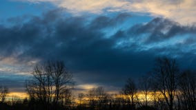 Laps de temps de coucher du soleil et de nuages dans la région naturelle de zone inondable adoptif à Portland Orégon une soirée d banque de vidéos Laps de temps de coucher du soleil et de nuages dans la région naturelle de zone inondable adoptif à Portland Orégon une soirée d banque de vidéos