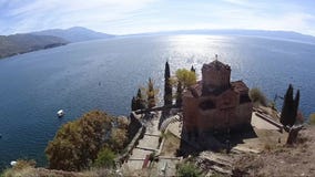 Lapso de tempo da igreja de SV Jovan Kaneo em Ohrid com o lago no fundo, Macedônia video estoque Lapso de tempo da igreja de SV Jovan Kaneo em Ohrid com o lago no fundo, Macedônia video estoque