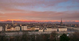 Lapso de tempo skyline de Itália de Turin, Torino com a toupeira Antonelliana que eleva-se sobre as construções, nascer do sol co filme Lapso de tempo skyline de Itália de Turin, Torino com a toupeira Antonelliana que eleva-se sobre as construções, nascer do sol co filme