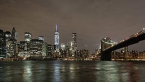 Lapso de tiempo de la opinión 4k de Manhattan del puente de Brooklyn de la noche de Nueva York Lapso de tiempo de la opinión 4k de Manhattan del puente de Brooklyn de la noche de Nueva York