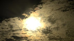 Lapso de tiempo de las nubes dramáticas que se mueven delante del sol Lapso de tiempo de las nubes dramáticas que se mueven delante del sol
