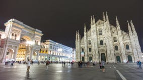 Lapso de tiempo del panorama 4k de la alameda del galleria del cuadrado de la catedral del duomo de la noche Milano Italia almacen de metraje de vídeo Lapso de tiempo del panorama 4k de la alameda del galleria del cuadrado de la catedral del duomo de la noche Milano Italia almacen de metraje de vídeo