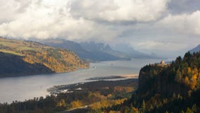 Lapso de tiempo de nubes móviles sobre la garganta del río Columbia en Portland Oregon UHD 4k almacen de metraje de vídeo Lapso de tiempo de nubes móviles sobre la garganta del río Columbia en Portland Oregon UHD 4k almacen de metraje de vídeo