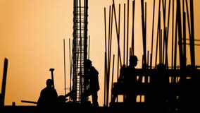Lapso de tiempo - silueta del trabajador de construcción almacen de metraje de vídeo Lapso de tiempo - silueta del trabajador de construcción almacen de metraje de vídeo