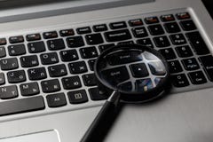 Laptop-Computer mit Lupe auf blauem Hintergrund, Konzept der Suche Internet-Sicherheitsbegriffsbild lizenzfreie stockbilder Laptop-Computer mit Lupe auf blauem Hintergrund, Konzept der Suche Internet-Sicherheitsbegriffsbild lizenzfreie stockbilder