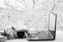 Laptop en koffie op de wintervenster stock afbeeldingen Laptop en koffie op de wintervenster stock afbeeldingen