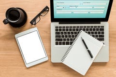 Laptop i egzamin próbny w górę cyfrowej pastylki z odizolowywamy ekran zdjęcie stock Laptop i egzamin próbny w górę cyfrowej pastylki z odizolowywamy ekran zdjęcie stock