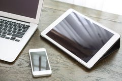 Laptop met tablet en slimme telefoon op lijst royalty-vrije stock foto's Laptop met tablet en slimme telefoon op lijst royalty-vrije stock foto's