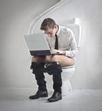 Laptop op het Toilet stock afbeelding Laptop op het Toilet stock afbeelding