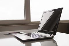 Laptop z bielu ekranu egzaminem próbnym w górę szablonu Biurowy biurko z komputerem; filiżanka i pióro zdjęcie stock Laptop z bielu ekranu egzaminem próbnym w górę szablonu Biurowy biurko z komputerem; filiżanka i pióro zdjęcie stock