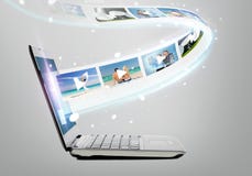 Laptop z wideo na ekranie