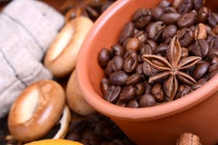 laranja e limão, feijões de café e canela no fundo de madeira Fotografia de Stock laranja e limão, feijões de café e canela no fundo de madeira Fotografia de Stock
