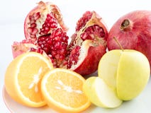 Laranja, maçã, romã em um fundo branco foto de stock Laranja, maçã, romã em um fundo branco foto de stock