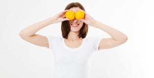 Laranja moreno feliz cômica da terra arrendada da menina perto da cara, conceito cosmético da dieta fotos de stock royalty free Laranja moreno feliz cômica da terra arrendada da menina perto da cara, conceito cosmético da dieta fotos de stock royalty free