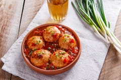Las albóndigas del pollo con la salsa de tomate en una arcilla ruedan fotos de archivo Las albóndigas del pollo con la salsa de tomate en una arcilla ruedan fotos de archivo