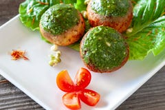 Las albóndigas vegetarianas del champiñón con la salsa del Pesto en un blanco plat imagen de archivo libre de regalías Las albóndigas vegetarianas del champiñón con la salsa del Pesto en un blanco plat imagen de archivo libre de regalías
