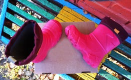 Las botas de los ni?os brillantes y c?modos con un alto cuello Conveniente para el invierno, el oto?o y la primavera El forro int foto de archivo Las botas de los ni?os brillantes y c?modos con un alto cuello Conveniente para el invierno, el oto?o y la primavera El forro int foto de archivo