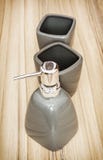 Las botellas de cerámica fijaron para el jabón líquido, sistema de retrete Fotografía de archivo Las botellas de cerámica fijaron para el jabón líquido, sistema de retrete Fotografía de archivo