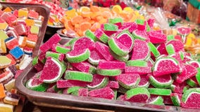 Las cajas del metal llenas de gusto dulce colorido de la fruta rajaron con los caramelos del caramelo y de la jalea de azúcar fotografía de archivo libre de regalías Las cajas del metal llenas de gusto dulce colorido de la fruta rajaron con los caramelos del caramelo y de la jalea de azúcar fotografía de archivo libre de regalías