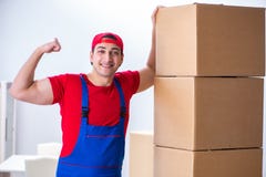 Las cajas móviles del trabajador del contratista durante oficina se mueven Fotografía de archivo Las cajas móviles del trabajador del contratista durante oficina se mueven Fotografía de archivo