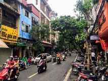Las calles hermosas están ocupadas en Hanoi con los locals que conducen al trabajo y alrededor de la ciudad imagen de archivo Las calles hermosas están ocupadas en Hanoi con los locals que conducen al trabajo y alrededor de la ciudad imagen de archivo