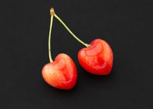 Las cerezas corrigieron para hacerlos en forma de corazón fotografía de archivo libre de regalías Las cerezas corrigieron para hacerlos en forma de corazón fotografía de archivo libre de regalías