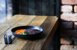 Las chuletas negras sanas del arroz del vegano sirvieron con las zanahorias anaranjadas enredan y los microgreeens y café del dec fotos de archivo Las chuletas negras sanas del arroz del vegano sirvieron con las zanahorias anaranjadas enredan y los microgreeens y café del dec fotos de archivo