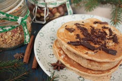 Las crepes de la Navidad del trigo integral flour con el chocolate y la mantequilla, nueces, muesli, leche nutritivo, sano, imagenes de archivo Las crepes de la Navidad del trigo integral flour con el chocolate y la mantequilla, nueces, muesli, leche nutritivo, sano, imagenes de archivo