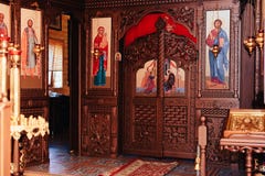 Las cualidades de la iglesia ortodoxa, fuente, icono, cruz, sitio del rezo dentro de la iglesia imagen de archivo Las cualidades de la iglesia ortodoxa, fuente, icono, cruz, sitio del rezo dentro de la iglesia imagen de archivo