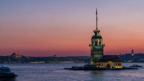 Las doncellas se elevan después de día hermoso de la puesta del sol al timelapse de la noche en Estambul, pavo, torre del kulesi almacen de metraje de vídeo Las doncellas se elevan después de día hermoso de la puesta del sol al timelapse de la noche en Estambul, pavo, torre del kulesi almacen de metraje de vídeo