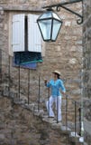Las escaleras de piedra de la ciudad vieja se alzan una mujer brillante joven fotografía de archivo libre de regalías Las escaleras de piedra de la ciudad vieja se alzan una mujer brillante joven fotografía de archivo libre de regalías
