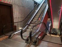 Las escaleras móviles dentro de un hotel moderno, llevaron ligero imagen de archivo libre de regalías Las escaleras móviles dentro de un hotel moderno, llevaron ligero imagen de archivo libre de regalías