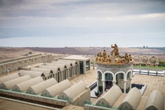 Las estatuas de Jesús y de doce apóstoles, Domus Galilaeae en Israel fotografía de archivo libre de regalías Las estatuas de Jesús y de doce apóstoles, Domus Galilaeae en Israel fotografía de archivo libre de regalías