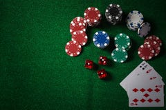 Las fichas de póker en casino juegan la tabla verde, tono oscuro foto de archivo Las fichas de póker en casino juegan la tabla verde, tono oscuro foto de archivo