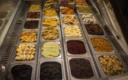 Las frutas secas mantuvieron en la bandeja de acero para vender la alameda de Dubai imagen de archivo libre de regalías Las frutas secas mantuvieron en la bandeja de acero para vender la alameda de Dubai imagen de archivo libre de regalías