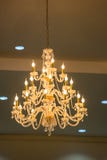 Las l?mparas enormes del cristal que cuelgan en danza de sal?n de baile en ceremonia de boda fechan, adornado por estilo del vict imagen de archivo libre de regalías Las l?mparas enormes del cristal que cuelgan en danza de sal?n de baile en ceremonia de boda fechan, adornado por estilo del vict imagen de archivo libre de regalías