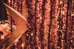 Las luces de la Navidad y la estrella brillante son exterior de la caída Feliz Año Nuevo Kyiv, Ucrania fotos de archivo Las luces de la Navidad y la estrella brillante son exterior de la caída Feliz Año Nuevo Kyiv, Ucrania fotos de archivo
