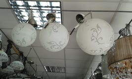 Las lámparas en la ventana de la tienda fotografía de archivo libre de regalías Las lámparas en la ventana de la tienda fotografía de archivo libre de regalías
