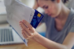 Las manos asiáticas de la mujer que sostienen la tarjeta de crédito y las cuentas se preocupan del dinero del hallazgo para pagar fotografía de archivo Las manos asiáticas de la mujer que sostienen la tarjeta de crédito y las cuentas se preocupan del dinero del hallazgo para pagar fotografía de archivo