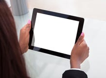 Las manos de la empresaria que sostienen la tableta digital en el escritorio imágenes de archivo libres de regalías Las manos de la empresaria que sostienen la tableta digital en el escritorio imágenes de archivo libres de regalías