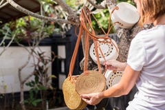 Las manos de la mujer con rota desnuda elegante de moda empaquetan Isla tropical de Bali, Indonesia Bolso de la rota foto de archivo Las manos de la mujer con rota desnuda elegante de moda empaquetan Isla tropical de Bali, Indonesia Bolso de la rota foto de archivo