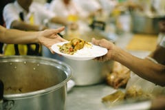 Las manos de refugiados han sido ayudadas por la comida de la caridad para aliviar hambre: el concepto de humanitarismo fotografía de archivo Las manos de refugiados han sido ayudadas por la comida de la caridad para aliviar hambre: el concepto de humanitarismo fotografía de archivo