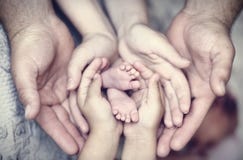Las manos del padre, madre, hija guardan al pequeño bebé de los pies Familia feliz amistosa fotos de archivo libres de regalías Las manos del padre, madre, hija guardan al pequeño bebé de los pies Familia feliz amistosa fotos de archivo libres de regalías
