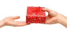 Las manos masculinas dan un regalo de Navidad imagenes de archivo Las manos masculinas dan un regalo de Navidad imagenes de archivo
