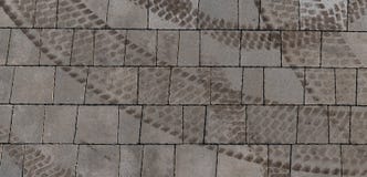 Las marcas del neumático de Brown en el asfalto gris que forma el círculo forman foto de archivo libre de regalías Las marcas del neumático de Brown en el asfalto gris que forma el círculo forman foto de archivo libre de regalías