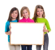 Las muchachas de los niños agrupan llevar a cabo el espacio en blanco de la copia de la tarjeta blanca imagen de archivo libre de regalías Las muchachas de los niños agrupan llevar a cabo el espacio en blanco de la copia de la tarjeta blanca imagen de archivo libre de regalías