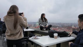 Las muchachas hacen caras divertidas y sonríen para los selfies almacen de video Las muchachas hacen caras divertidas y sonríen para los selfies almacen de video