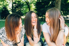 Las mujeres multirraciales del retrato de la forma de vida del verano disfrutan de día agradable Amigos felices en el parque en u fotografía de archivo libre de regalías Las mujeres multirraciales del retrato de la forma de vida del verano disfrutan de día agradable Amigos felices en el parque en u fotografía de archivo libre de regalías